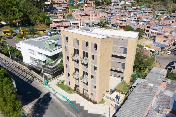 16 familias de la comuna 8 - Villa Hermosa reciben viviendas de interés prioritario