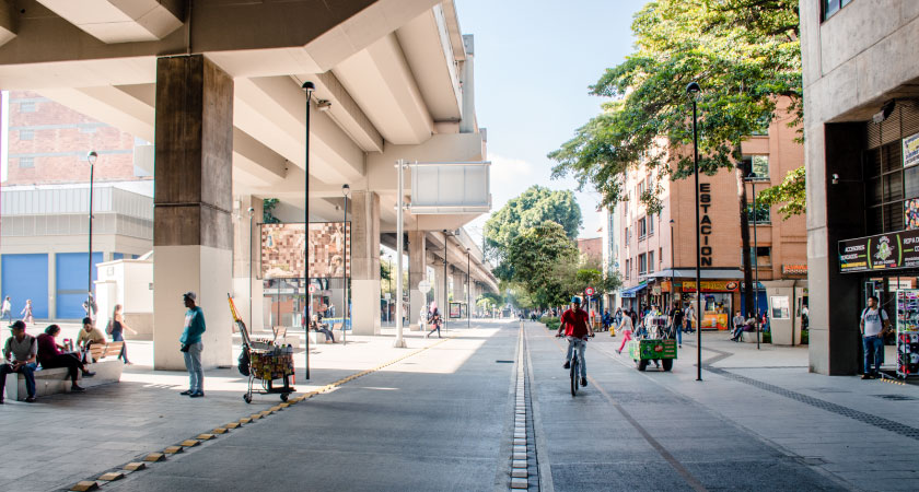 la alcaldia de medellin reubica a vendedores informales en el renovado paseo bolivar