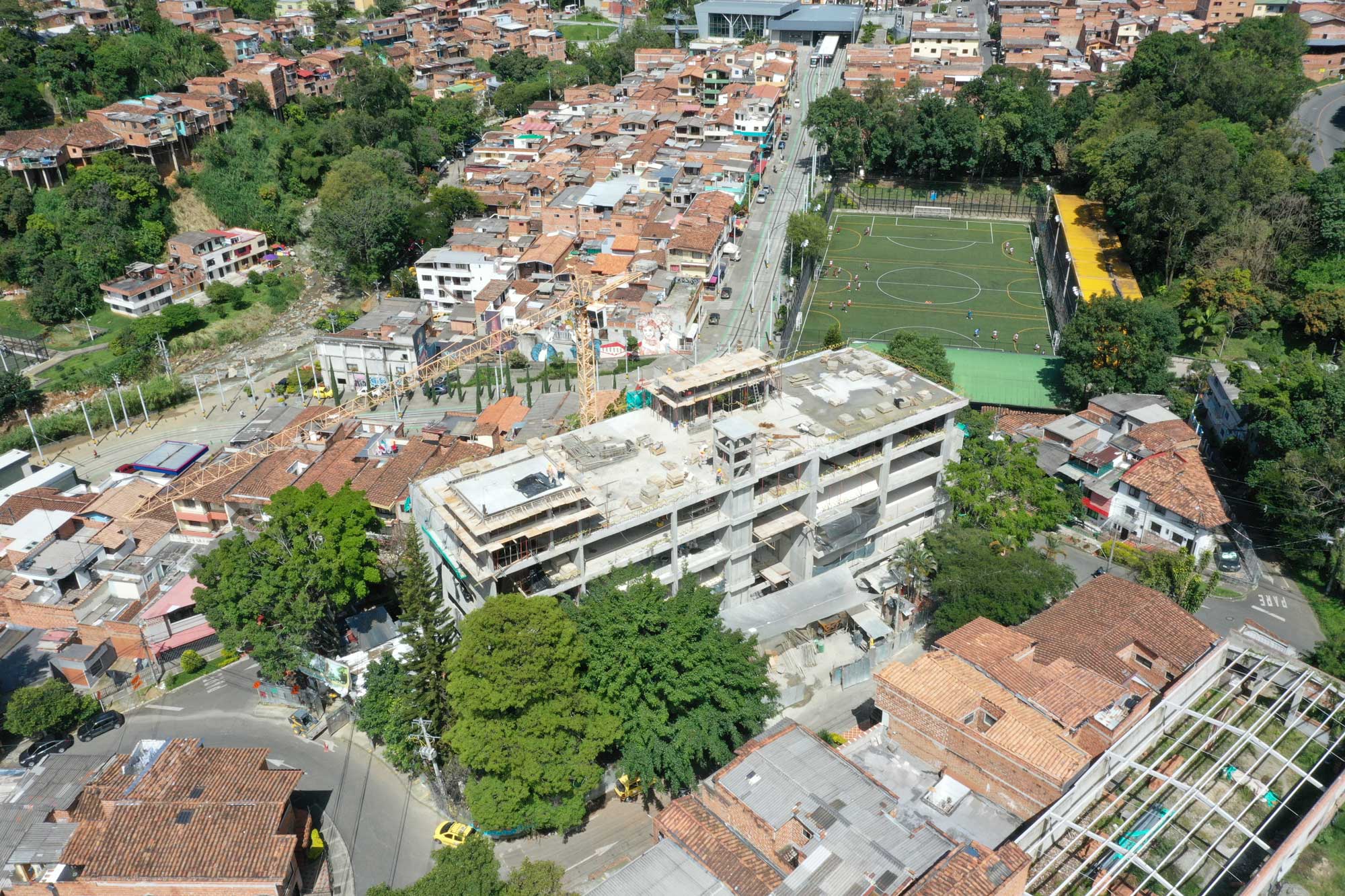 Panorámica de institución educativa y sus alrededores