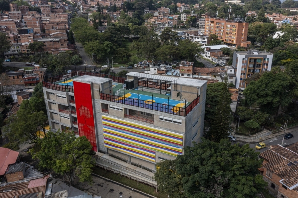 Imponente y colorida, así quedó la Sección Escuela Alejandro Echavarría entregada a los habitantes de la comuna 9