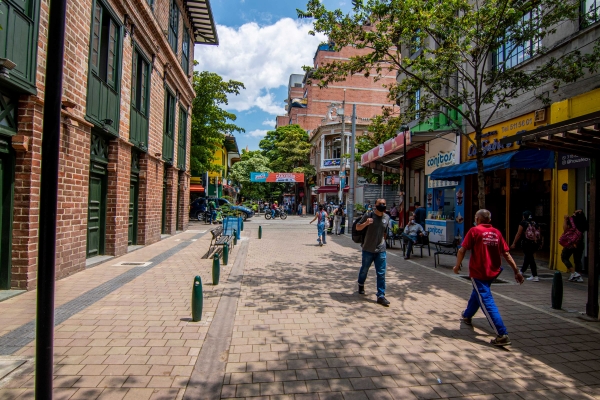 Con una jornada de padrinazgo, la Alcaldía de Medellín reactiva la apropiación del corredor peatonal Carabobo