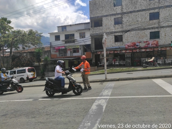 Cambios viales en la calle 104, barrio Girardot, por obras del paseo urbano