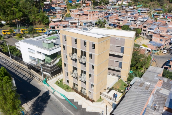 16 familias de la comuna 8 - Villa Hermosa reciben viviendas de interés prioritario