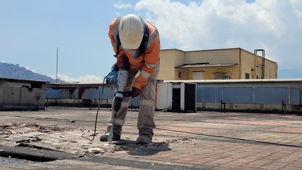 Con obras de mantenimiento en la U. H. San Javier, la Alcaldía de Medellín inició el plan de mejoramiento de la red hospitalaria de Metrosalud en la comuna 13