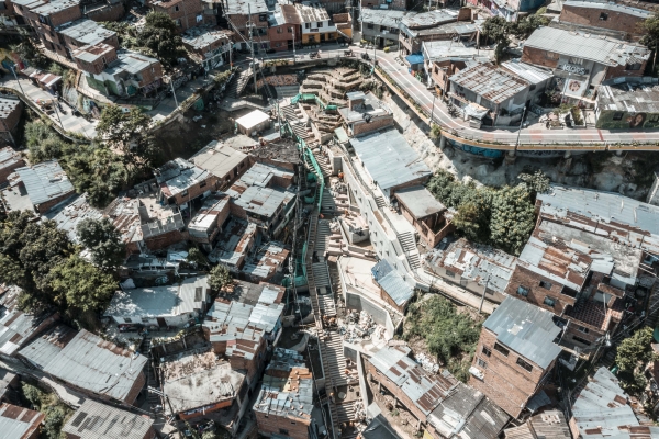 Obras del Sendero de Conexión II en la comuna 13 que beneficiarán a 14.000 personas superan el 70 % de avance