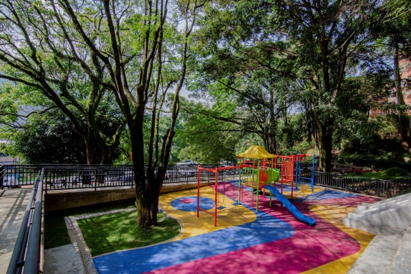 Más de 10.000 habitantes de Tricentenario se benefician con la renovación de cinco parques